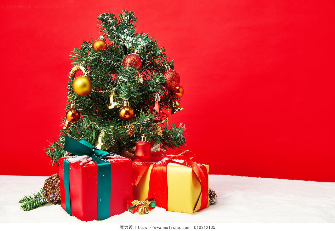 红底雪花人造雪花礼盒礼物圣诞树圣诞节圣诞元素